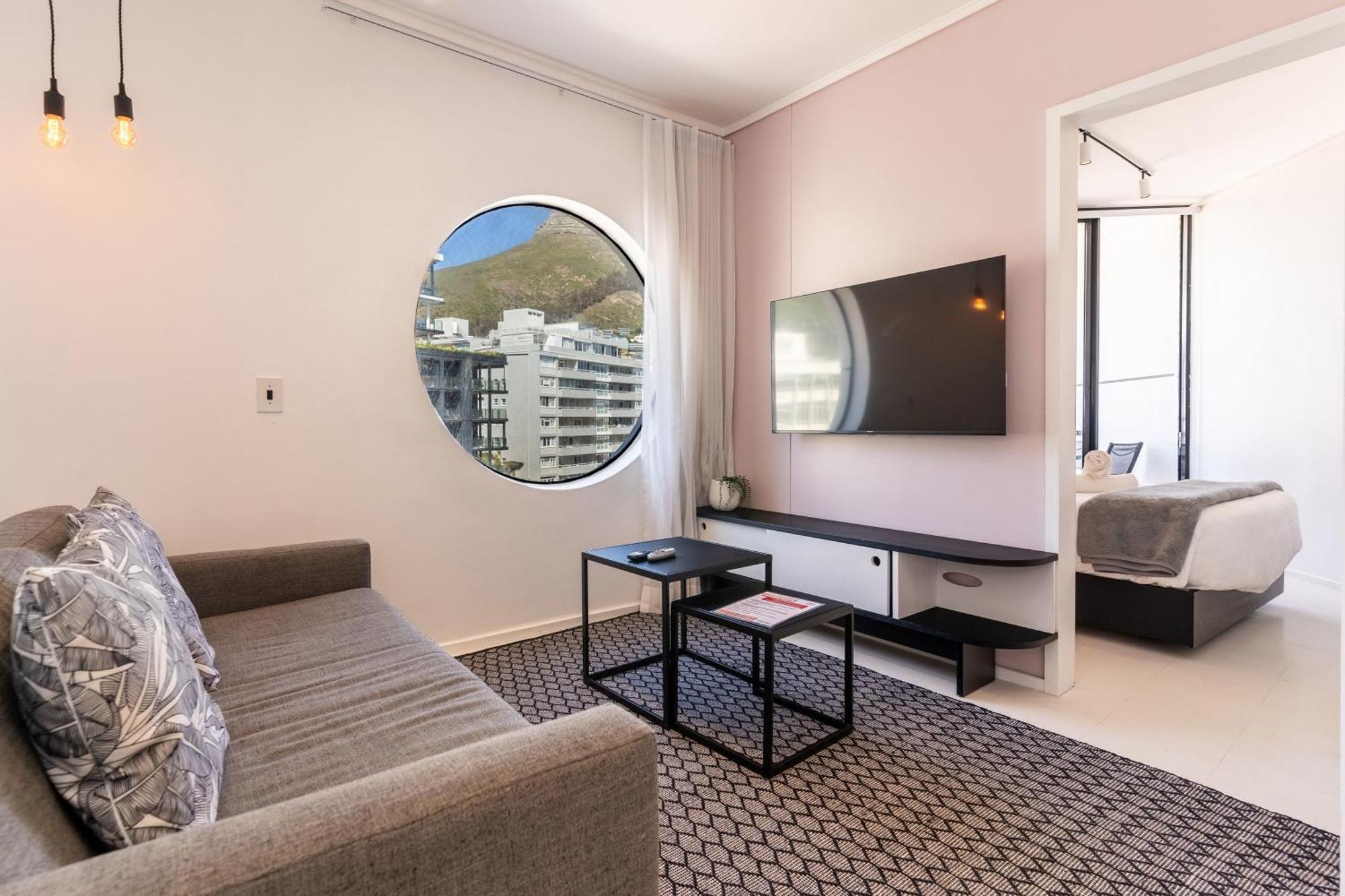 Flamingo 603: Sea Point Aprt With Mountain Views Apartment